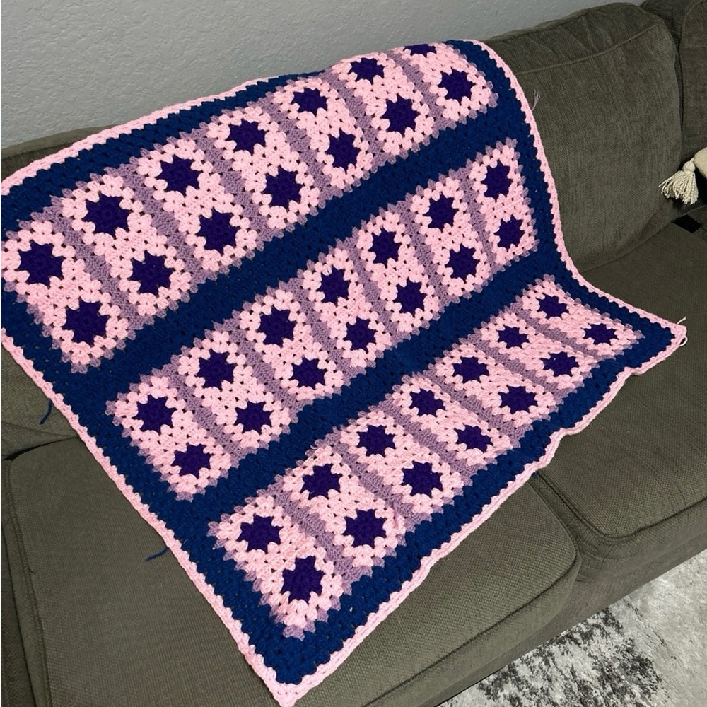Beautiful Vintage Granny Square, Afghan throw blanket 40” x 39”